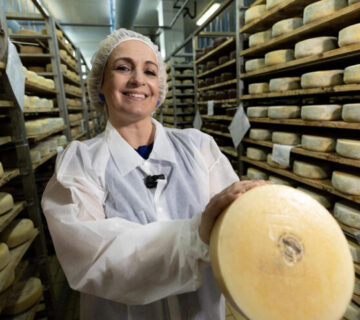 female-cheese-producer-aria-2026-750x496 Female cheese producer aria 2026 750x496